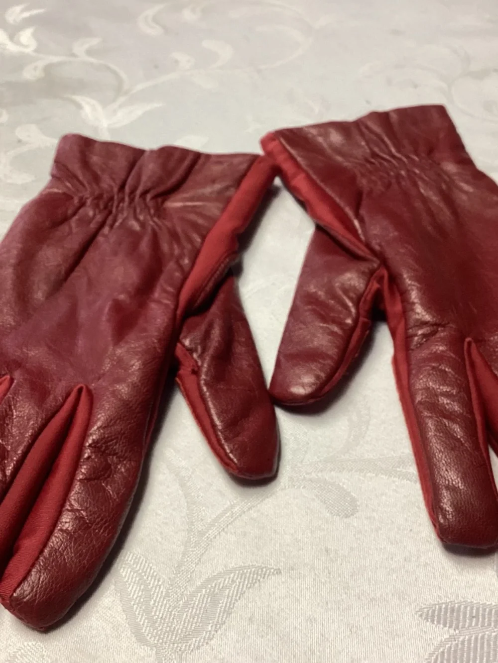 RED LEATHER GLOVES. A MUST SEE ❤️❤️❤️❤️❤️
